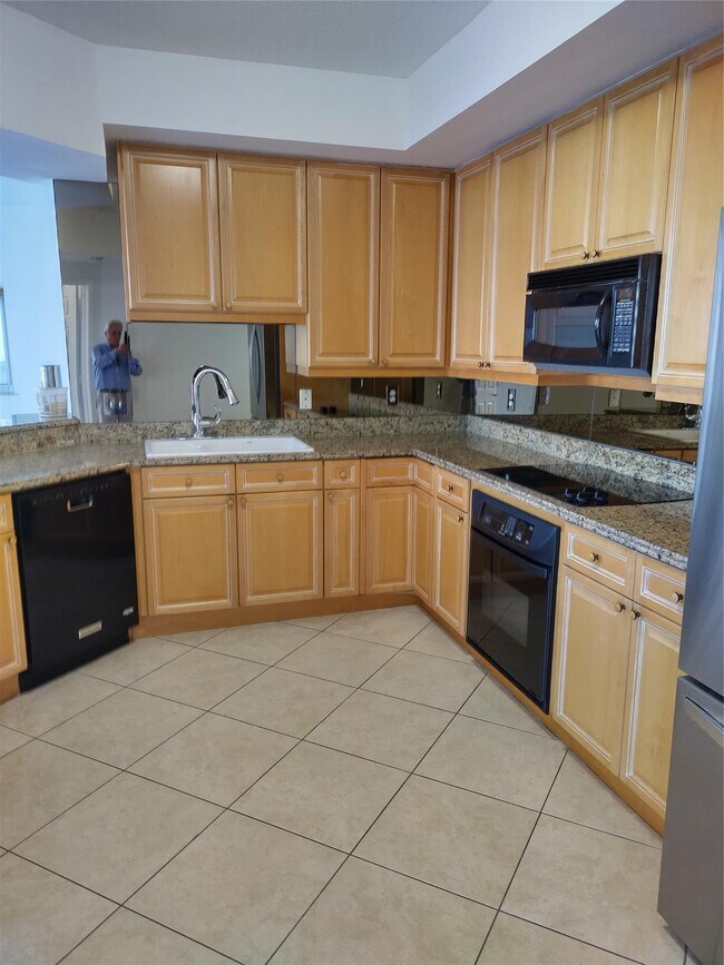 Building Photo - 100 S Birch Rd