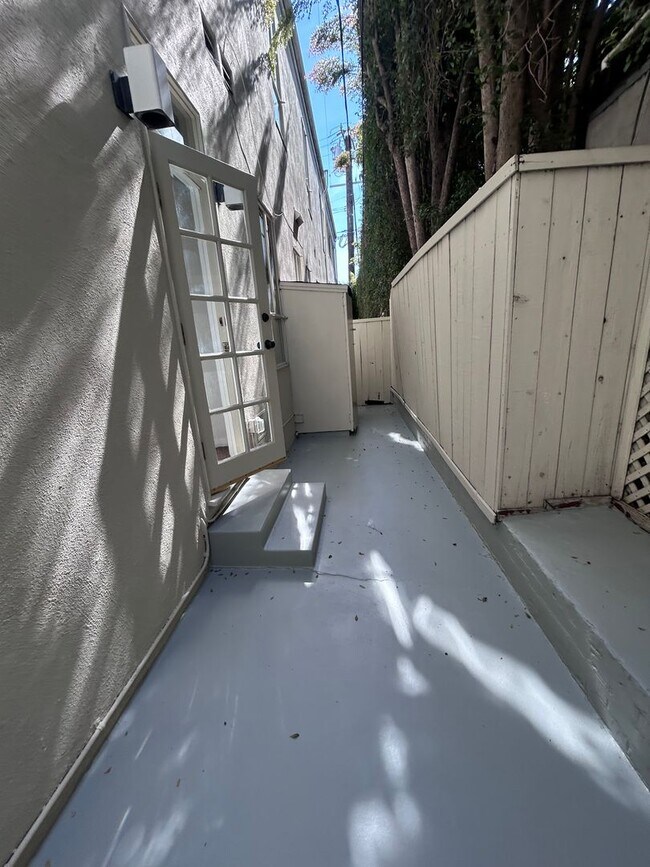 Building Photo - 9080 Shoreham Dr