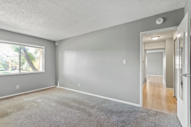 Building Photo - 2 bed / 1 bath - Whispering Pines Condo