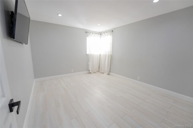 Building Photo - 275 Longvue Terrace