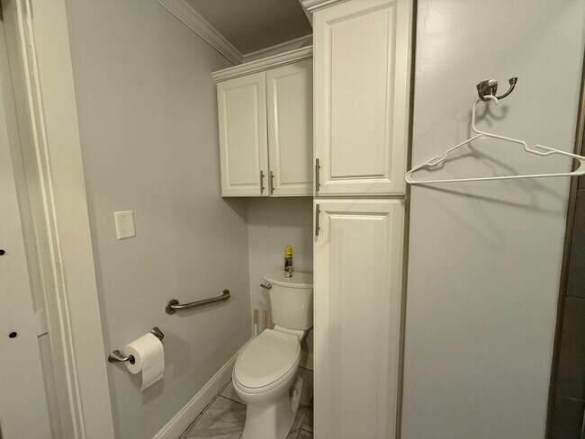 Building Photo - 146 E Park Dr