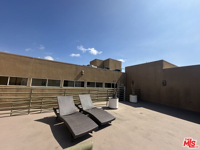 Building Photo - 8614 Burton Wy