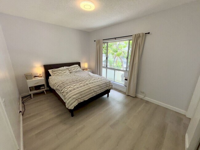 Building Photo - 2 (PRIVATE) BDRM/2-FULL (ON-SUITE) BATHS I...