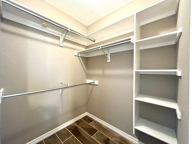 Building Photo - Spacious 3 bed 2 bath Single Family with a Large Fenced Backyard!