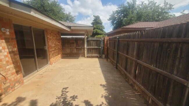 Building Photo - Centrally Located/ Convenient to Major Tho...