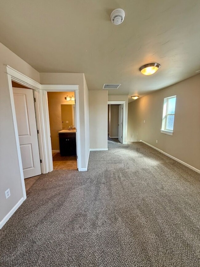 Building Photo - Lovely End Unit 3 Bedroom Townhome!