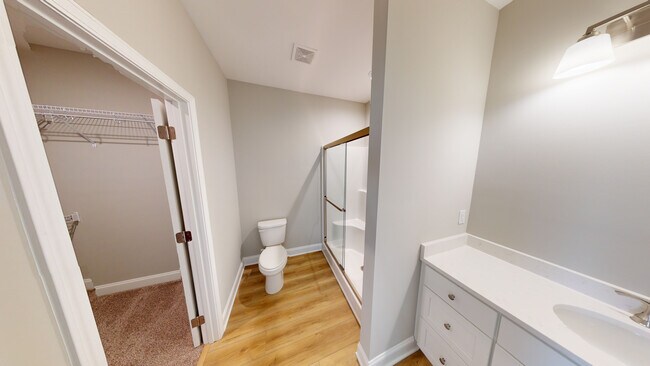 Building Photo - Midtown Oaks 12