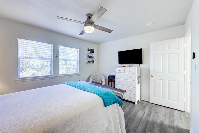 Building Photo - 358 Shady Bluff Dr
