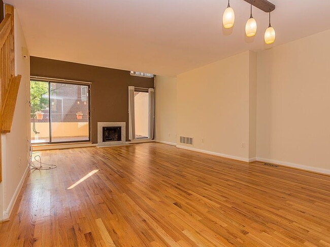 Building Photo - 21 W Lee St