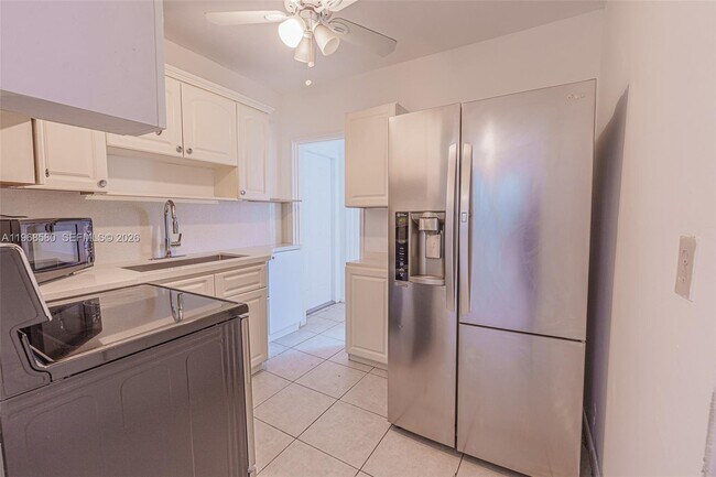 Building Photo - 528 SW 21st Ave