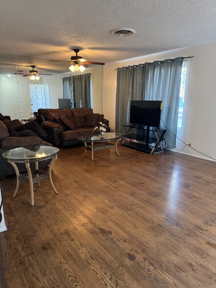 Building Photo - 40781 Acacia E Ave