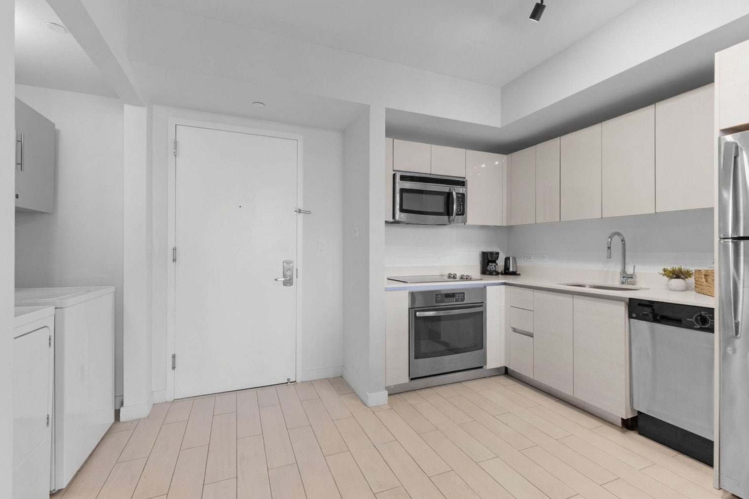 Building Photo - 2601 E Hallandale Beach Blvd