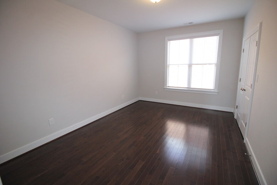 Building Photo - 1704 W Cary St