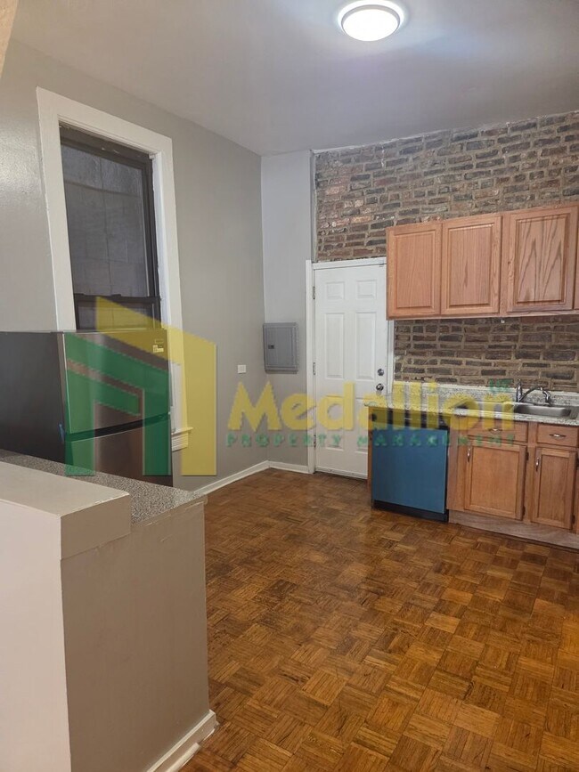Building Photo - Spacious Studio with Hardwood Floors and Stainless Steel Appliances – Prime Milwaukee Ave Location