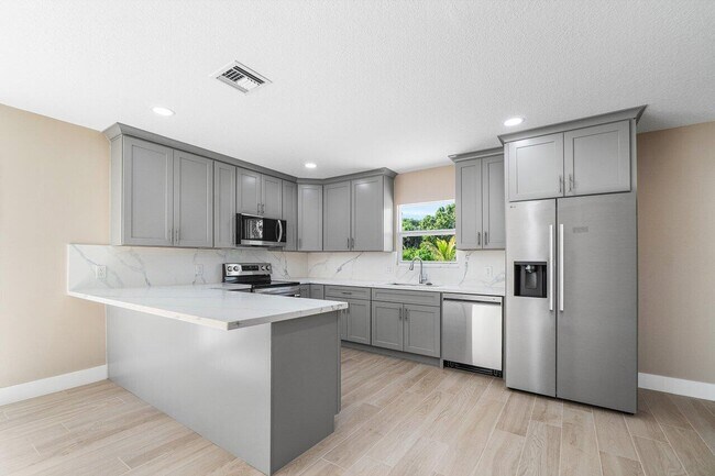 Building Photo - 5065 Horseshoe Cir N