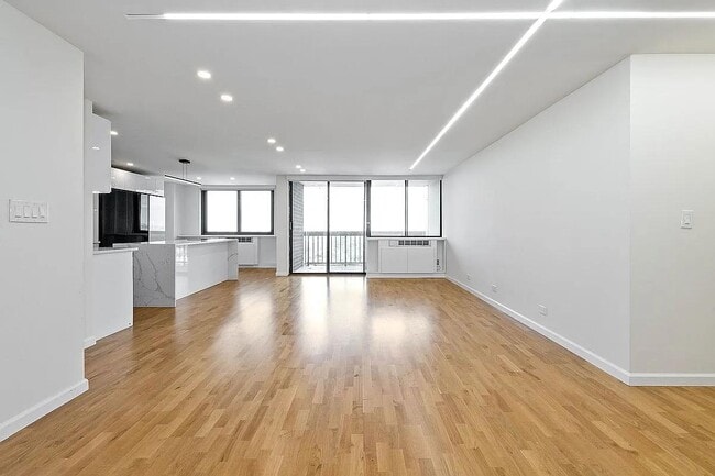 Building Photo - 1 Bay Club Dr