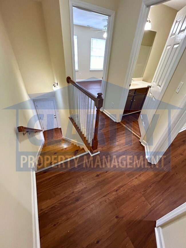 Building Photo - Brick Townhouse w/ 2 Bedrooms, 1.5 Bath wi...