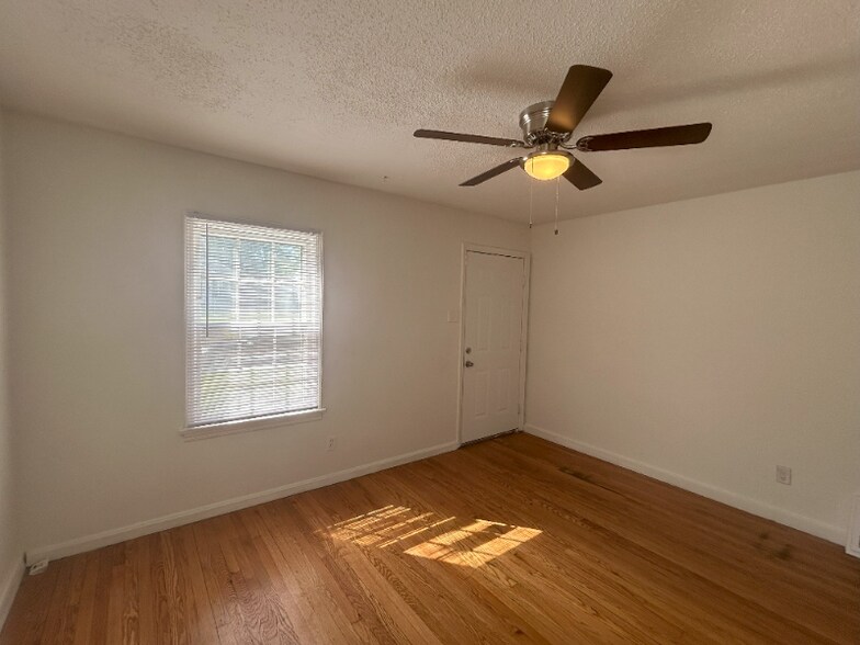 Building Photo - 8045 Busiek Ave