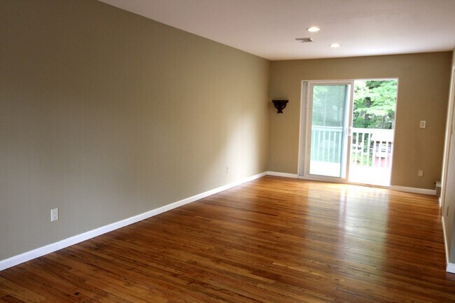 Building Photo - 4 Bedroom 3 Bath Well Kept House in West H...