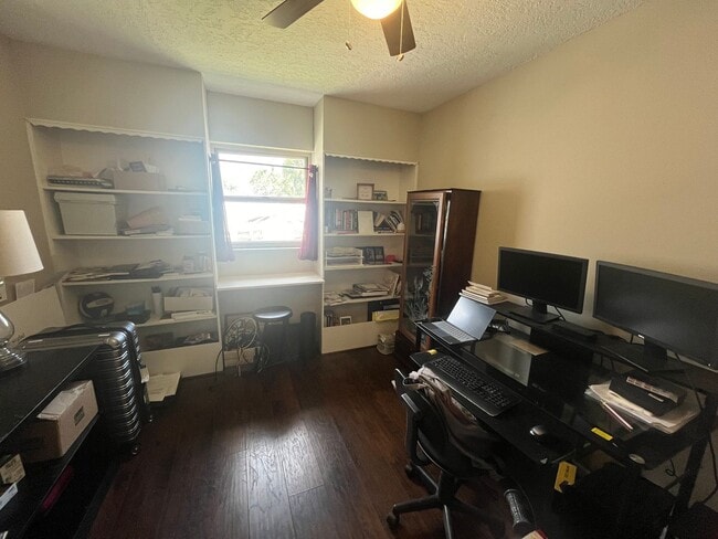 Building Photo - 5119 Ferncrest Dr