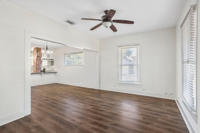 Building Photo - 900 S Division St