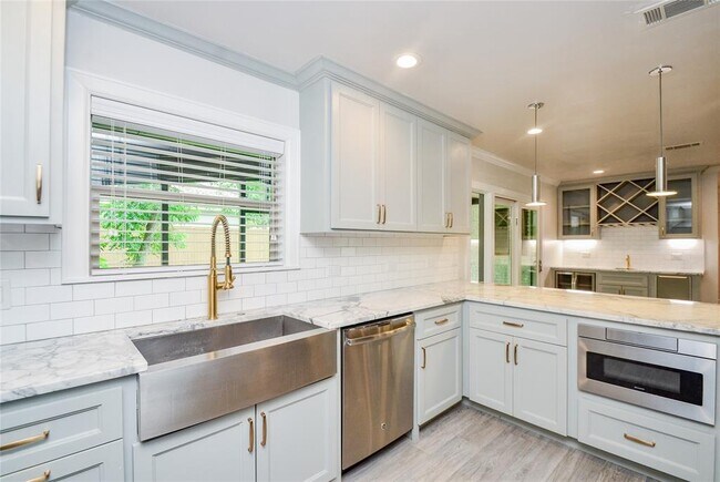 Building Photo - 6030 Woodbrook Ln
