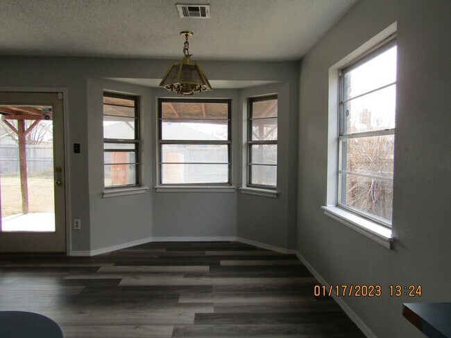 Building Photo - West side home located close to shopping, restaurants