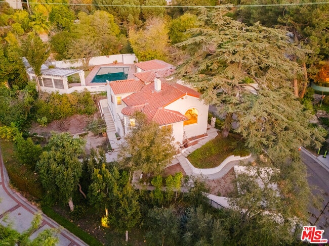 Building Photo - 3015 Beachwood Dr