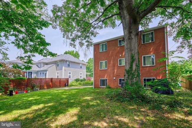 Building Photo - 618 19th St S