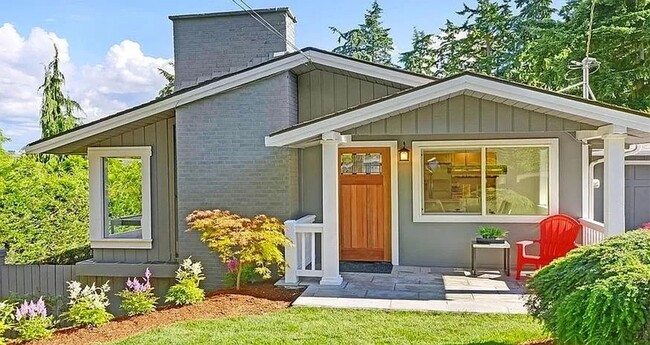Building Photo - Beautiful, recently remodeled 4 bedroom, 3...