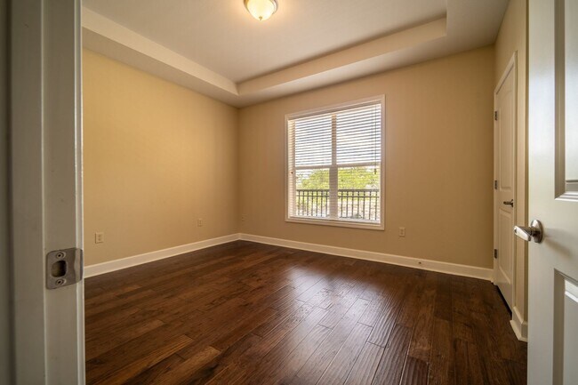 Building Photo - Lakefront Condo for Rent | 2 Bed, 2 Bath |...