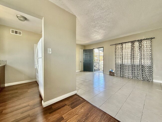 Building Photo - Charming 2-Bed Apartment – Well-Maintained...