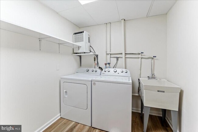 Building Photo - 619 E Hillendale Rd