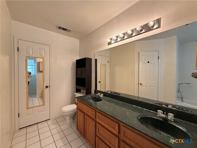 Building Photo - 406 Diana Ln