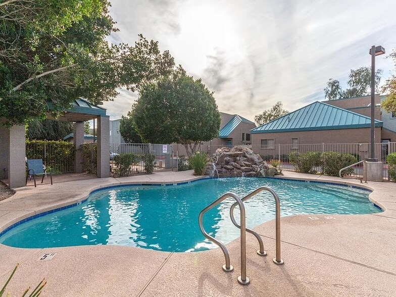 Building Photo - 2027 E University Dr