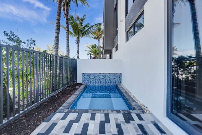 Building Photo - Gorgeous New Townhouse on the Beach