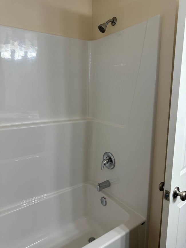 Building Photo - Beautifully updated 3 bedroom 1.5 bath dup...