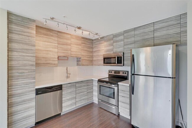 Building Photo - 604 N Bluff Dr