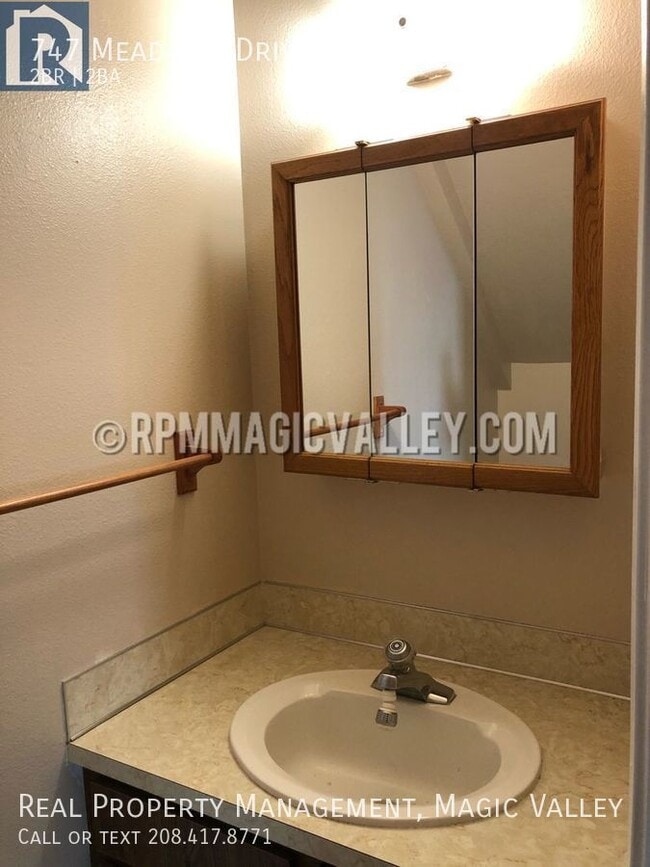 Building Photo - 747 Meadows Dr
