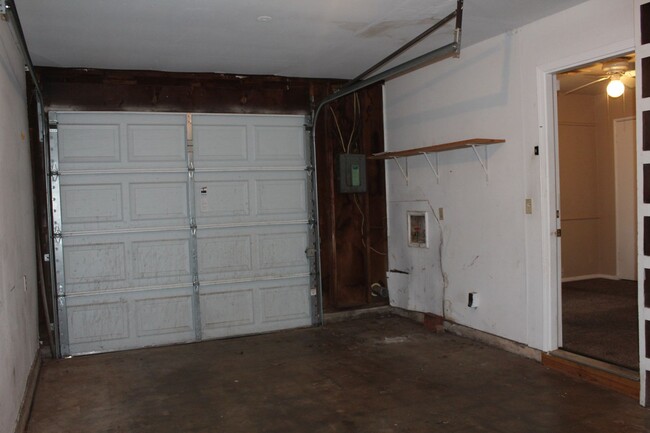 Building Photo - 3 Bed, 1 1/2 bath, 1 Car Garage - Tinker C...