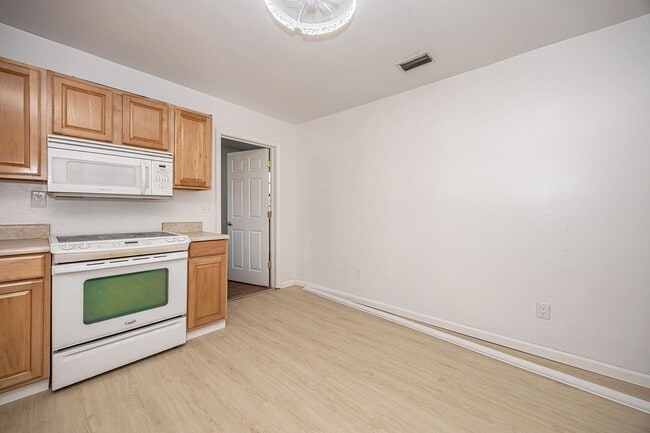 Building Photo - ADORABLE HOME FOR RENT