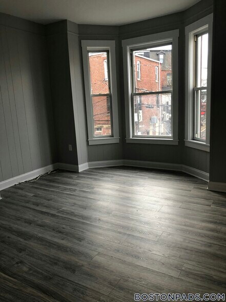 Building Photo - 143 London St