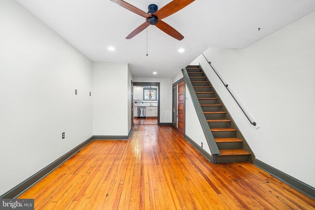 Building Photo - 907 League St