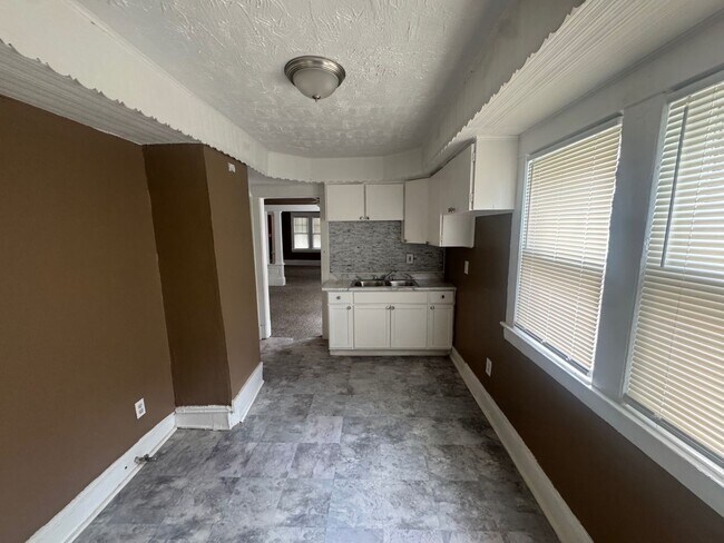 Building Photo - 1056 E 99th St