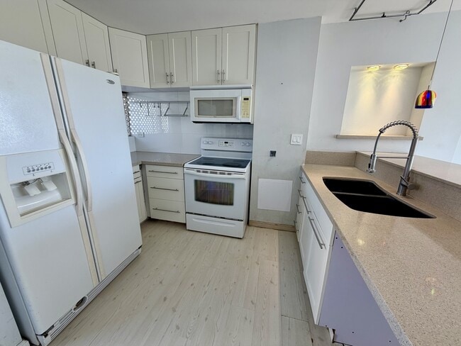 Building Photo - 2421 Ala Wai Blvd