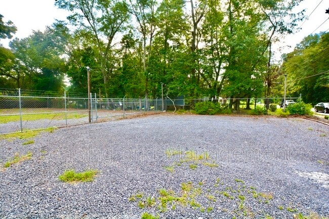 Building Photo - 839 W Richardson Ave