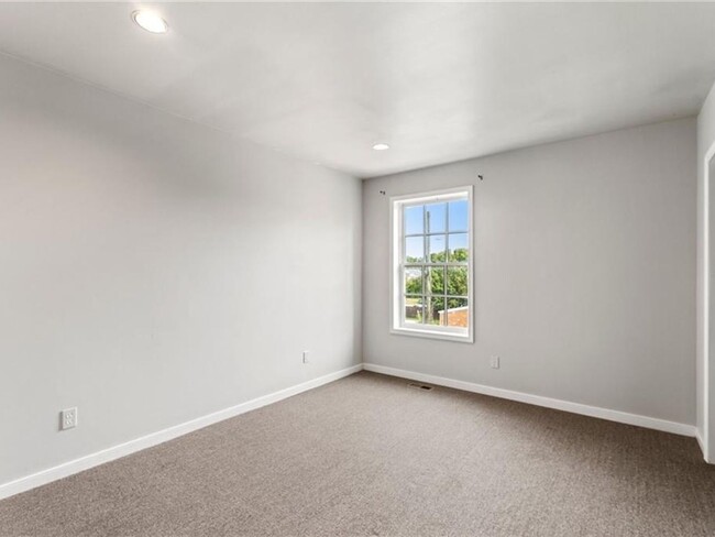 Building Photo - 3 Bedroom Townhome in Richmond