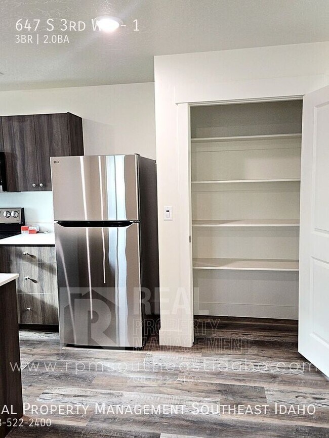 Building Photo - 647 S 3rd W