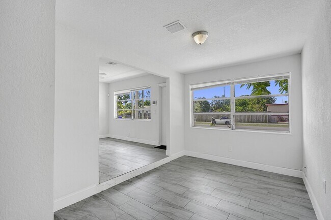 Building Photo - 651 SW 15th St