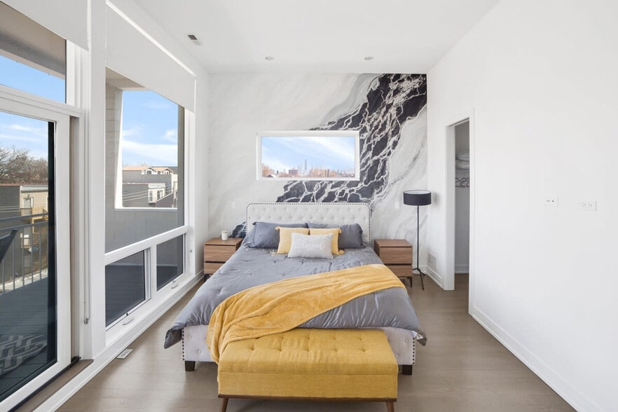 Building Photo - 2048 W Chicago Ave